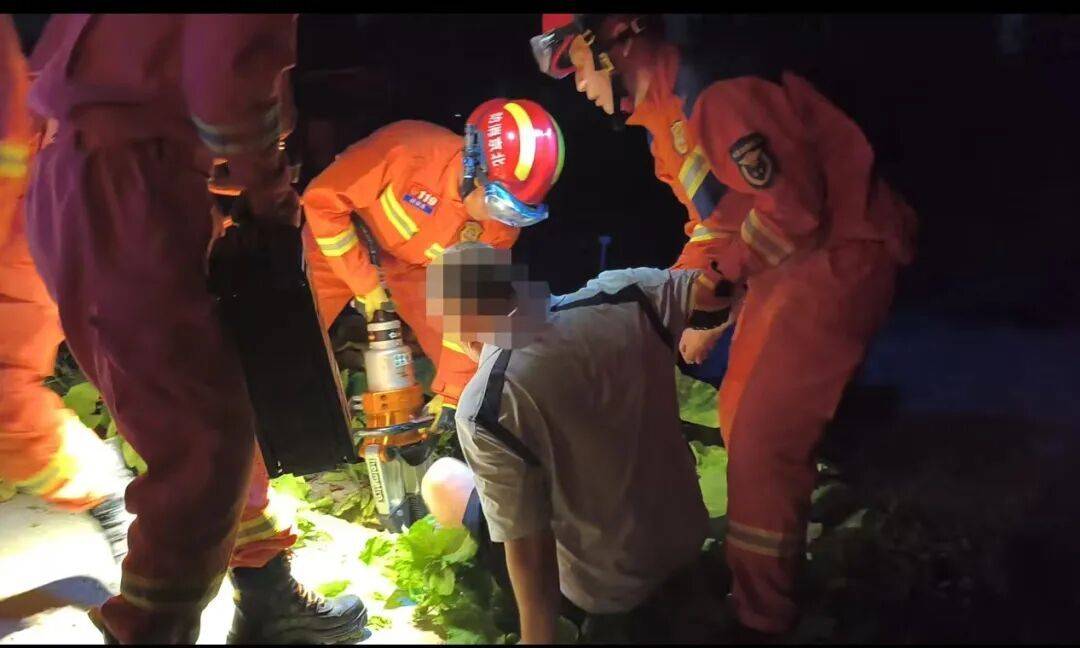 中年男子腿部卡入水泥預製板縫隙 消防緊急救助