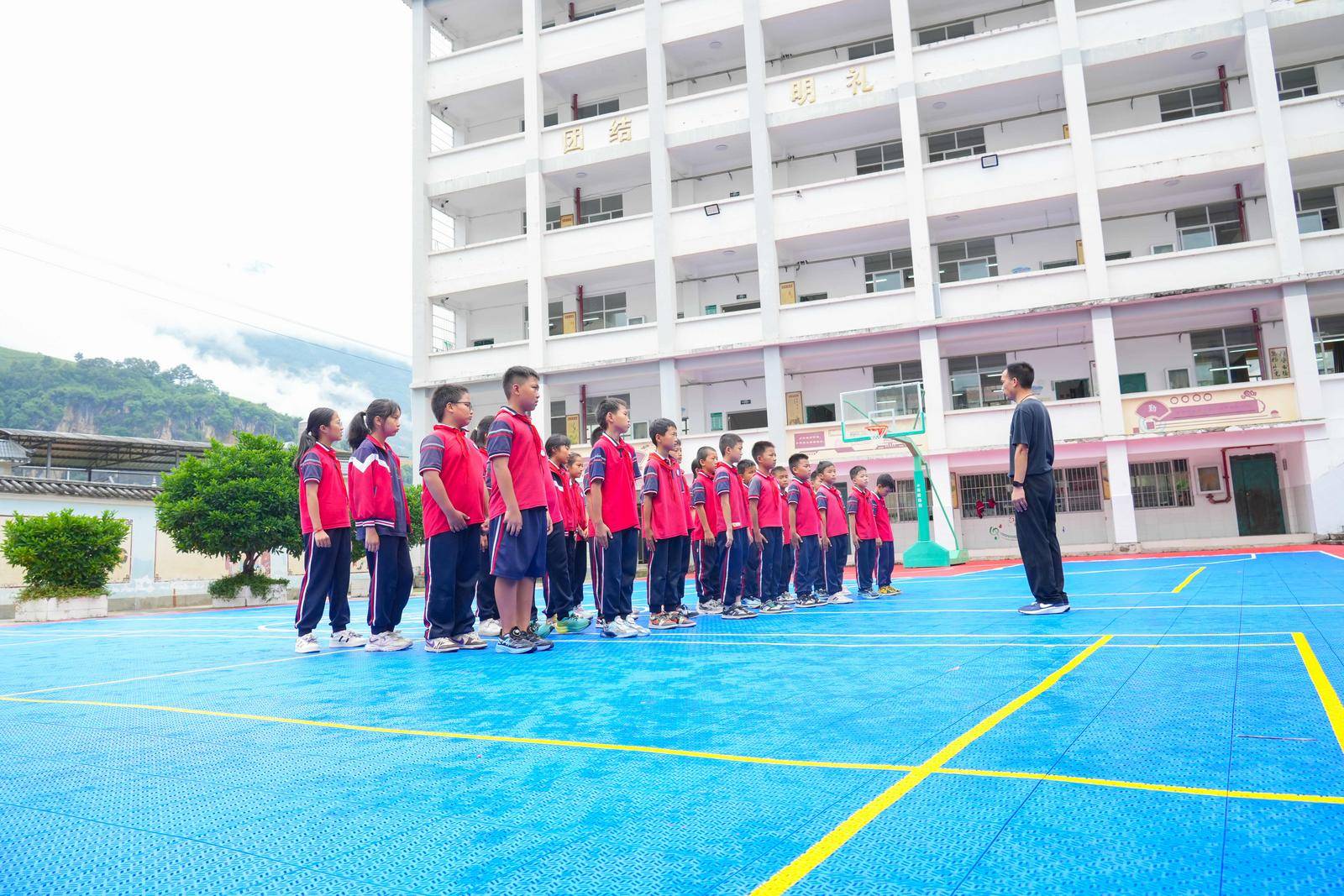 滬滇攜手送溫情！瀘水新建完小663平方米懸浮地板運動場煥新投用