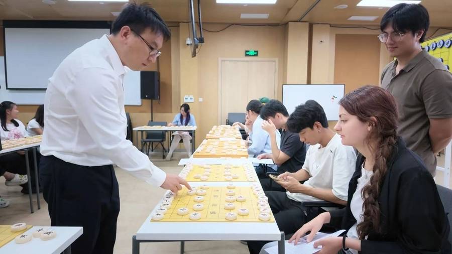 上海杯象棋大師公開賽“平安留學伴你行”象棋交流活動走進復旦大學