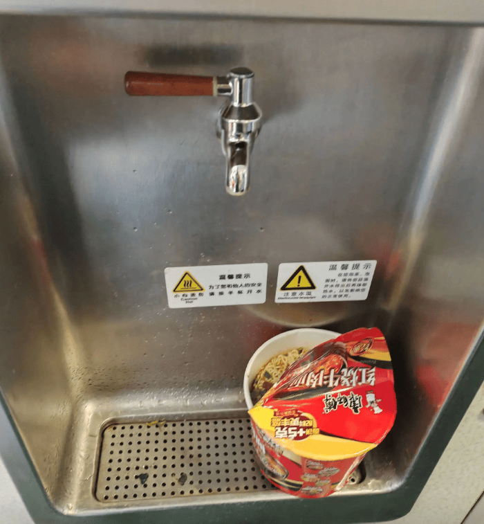 原創晚上坐火車時，為什麼乘務員會強行拉上窗簾，還收走臥鋪車票，列車員道出其中緣由
