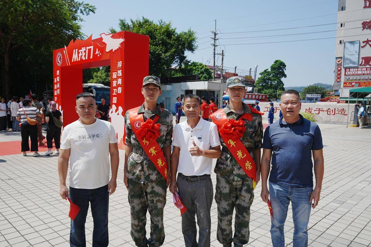 約定軍營建功！這對大學雙胞胎兄弟，結伴參軍報國