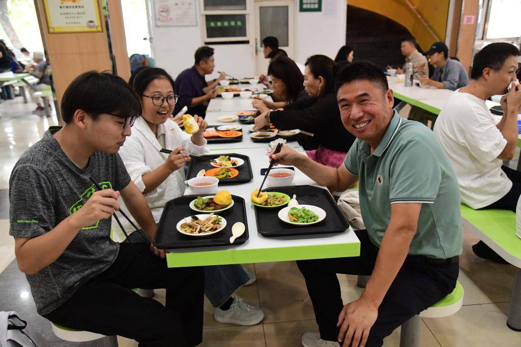 青島大學新生報到啦！