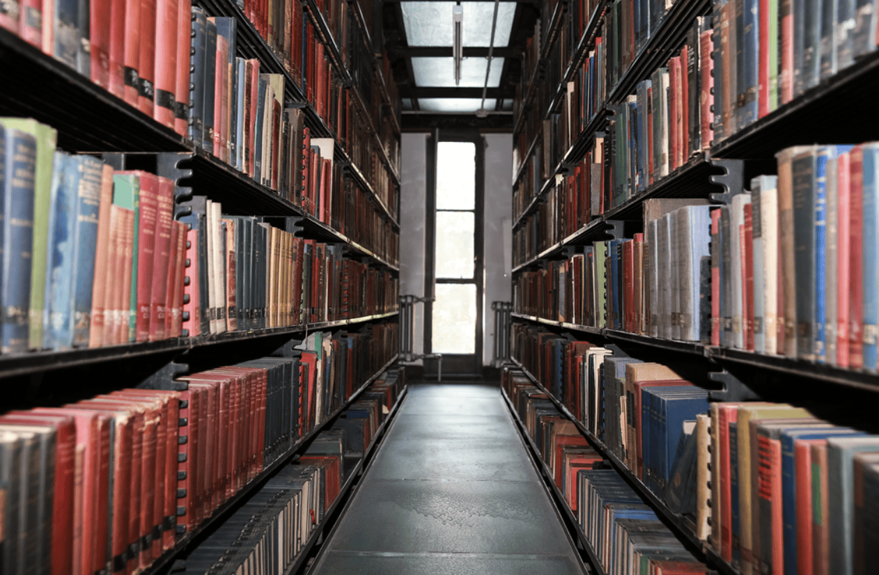 清華大學圖書館：推開銅門，與百年大師在此“對話”