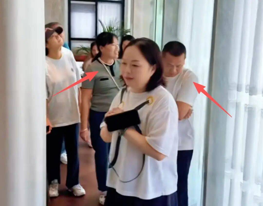 原創全紅嬋家新房最新進展：爸媽忙著選窗簾，部分瓷磚已鋪設完畢，地面平整光滑