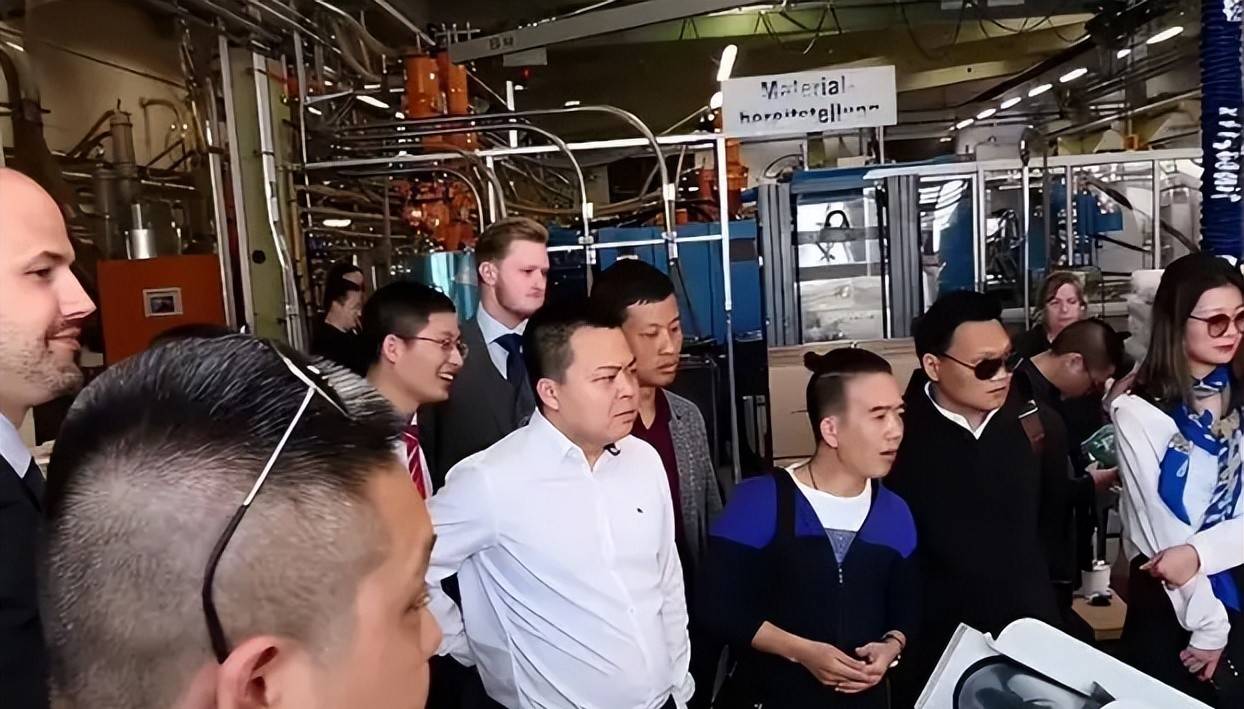 原創把996搬到美國？FBI出動裝甲車突襲，地板廠老闆面臨重罪！