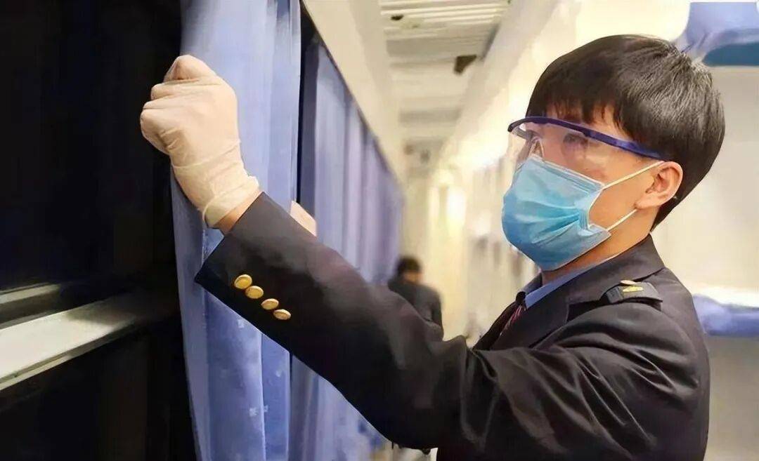 原創晚上坐火車時，為什麼乘務員會強行拉上窗簾，還收走臥鋪車票，列車員道出其中緣由