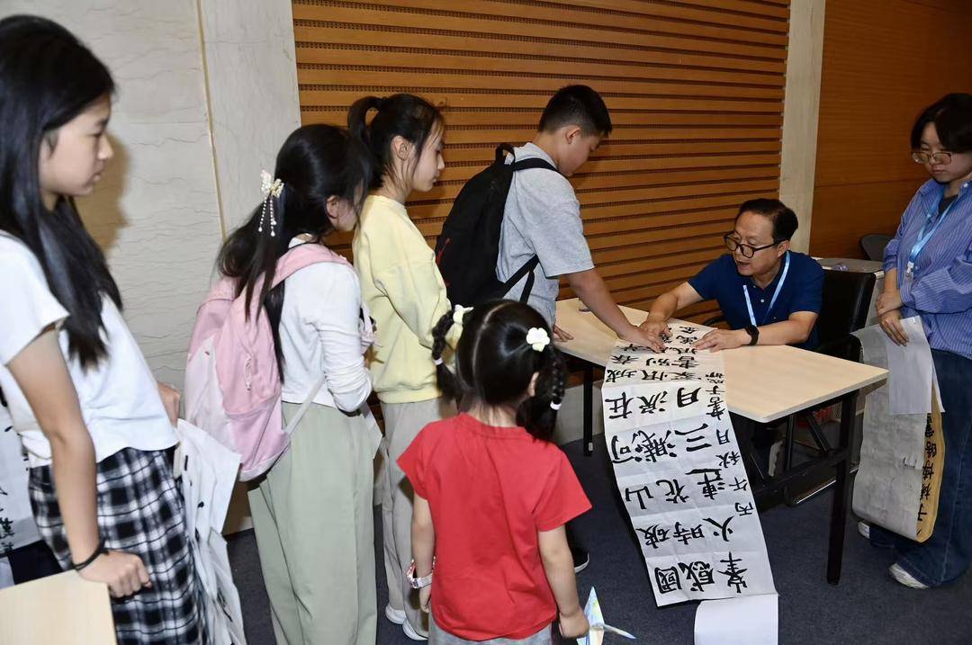 揮毫書詩意，筆墨傳風雅 中華詩詞美育大賽複賽書法專項鳴鑼收官