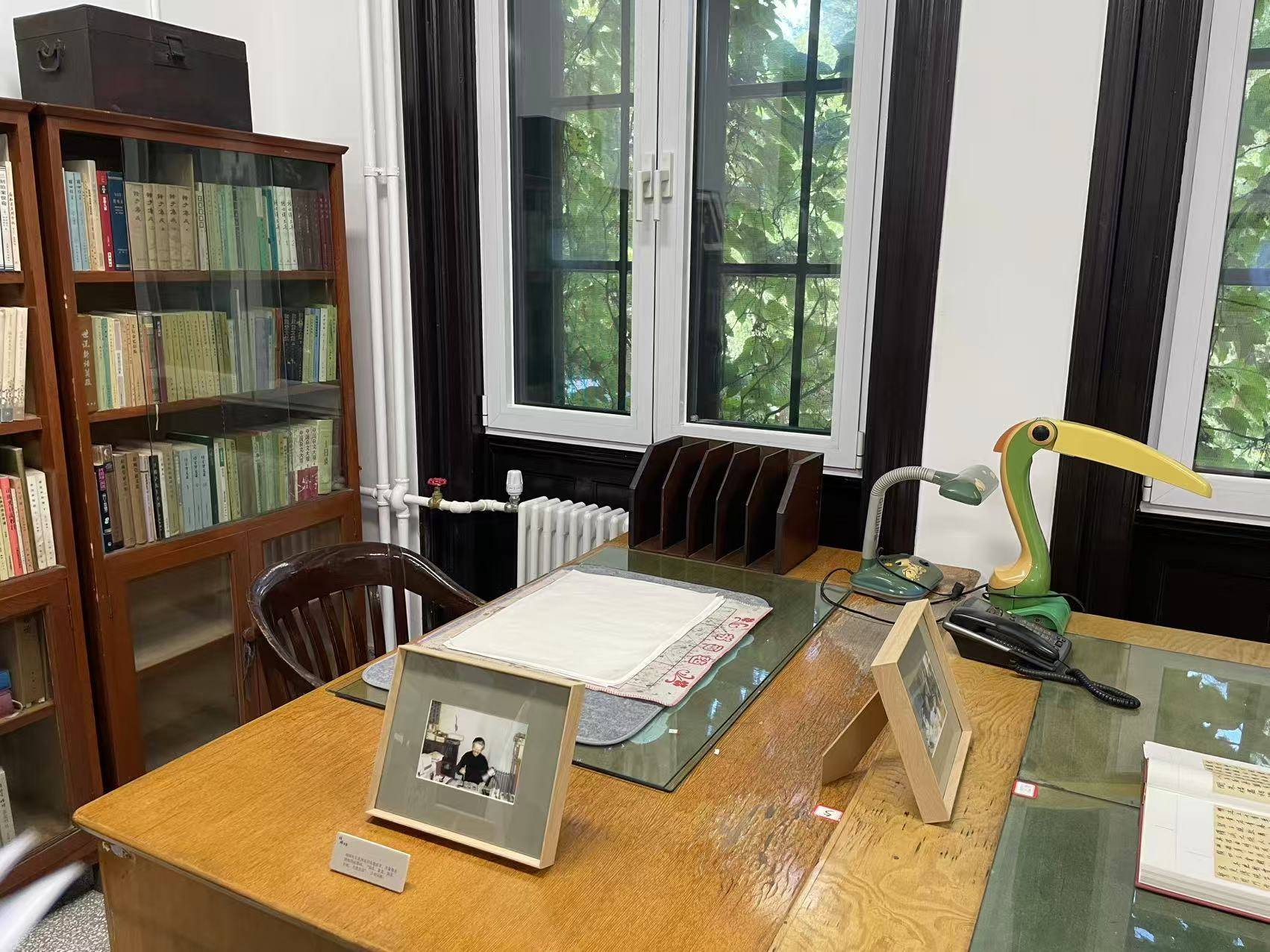 清華大學圖書館：推開銅門，與百年大師在此“對話”