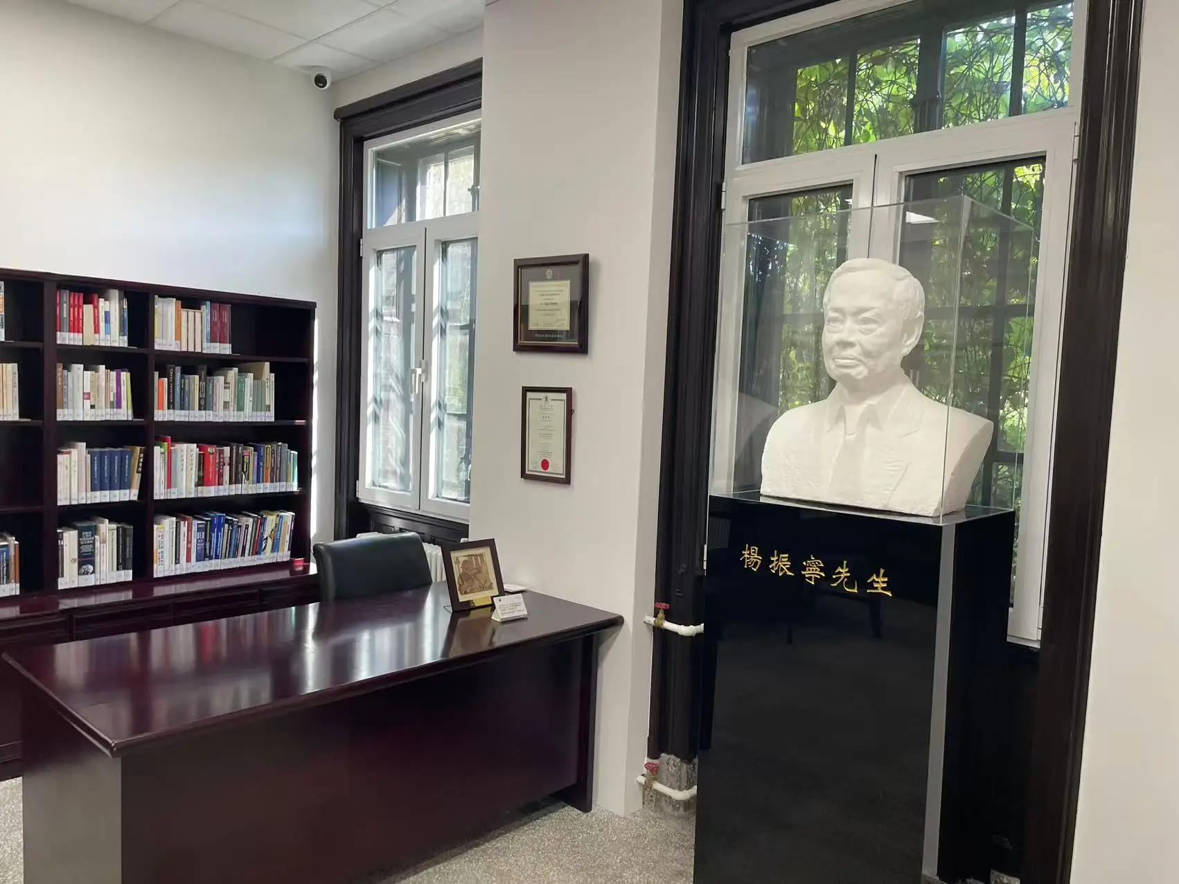 清華大學圖書館：推開銅門，與百年大師在此“對話”