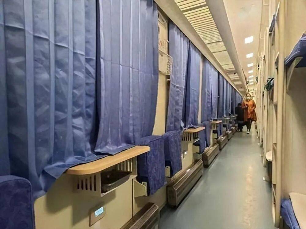 原創晚上坐火車時，為什麼乘務員會強行拉上窗簾，還收走臥鋪車票，列車員道出其中緣由
