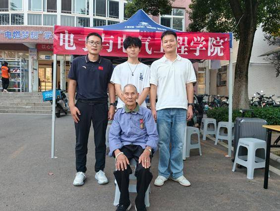 最牛送學天團！抗美援朝老兵戴軍功章送孫子上大學