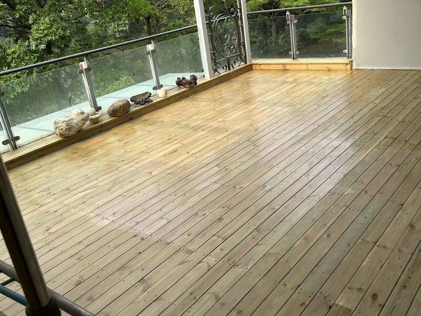 防腐木地板適合樓頂露臺嗎？防腐木地板工程專業解析