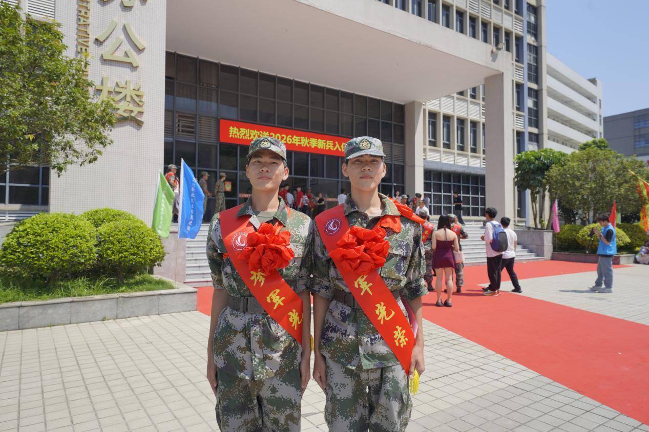 約定軍營建功！這對大學雙胞胎兄弟，結伴參軍報國