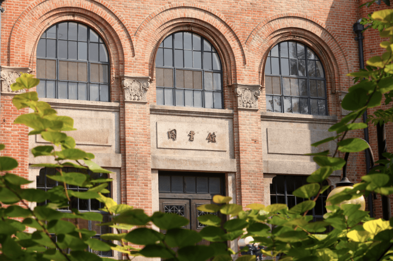 清華大學圖書館：推開銅門，與百年大師在此“對話”