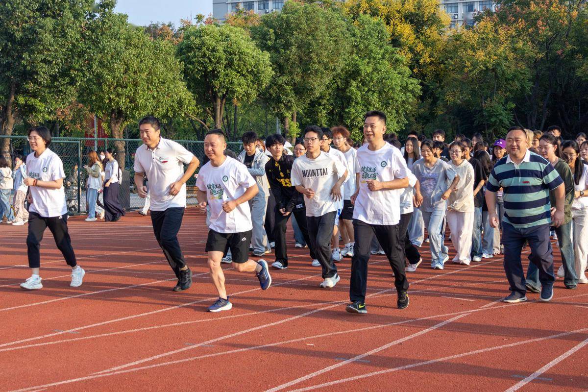 大學校長邀約晨跑後續：校長、黨委書記與新生一起跑步