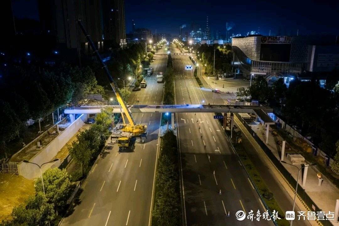 山東建築大學北門人行天橋主樑完成吊裝