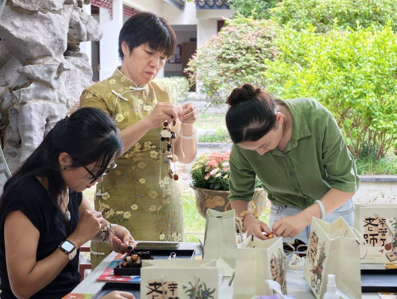 蘇州市山塘中心小學開展教師節貝殼風鈴DIY活動