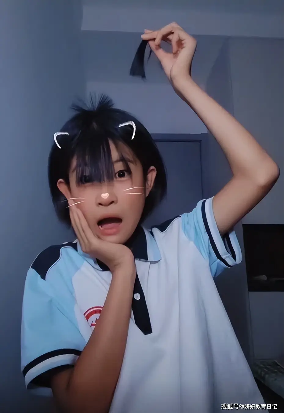 原創鯰魚須之後，“呆毛髮型”在中學流行，這次很多年輕人也難以理解