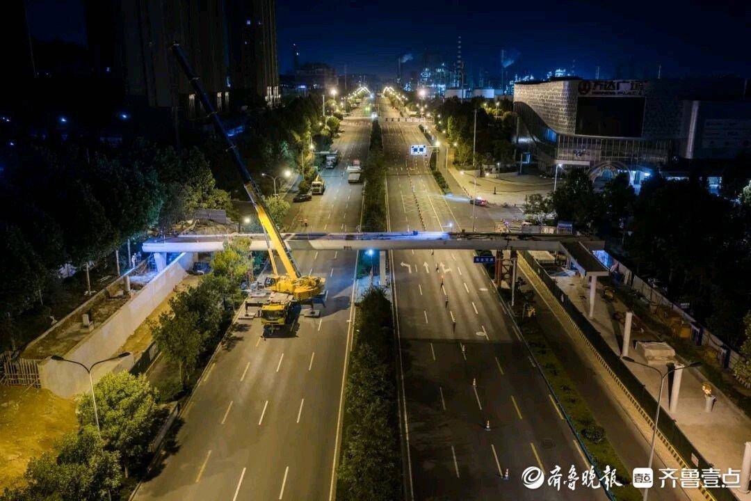 原創山東建築大學北門人行天橋主樑完成吊裝