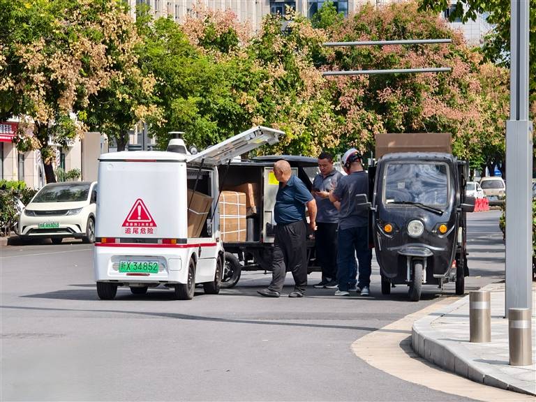 “無人”快遞車怎麼走好“有人”的路（記者調查）
