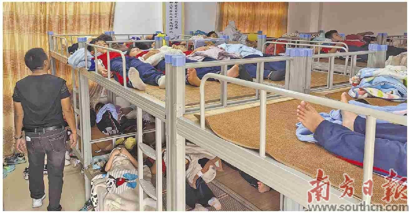山頭小學孩子告別趴桌午休