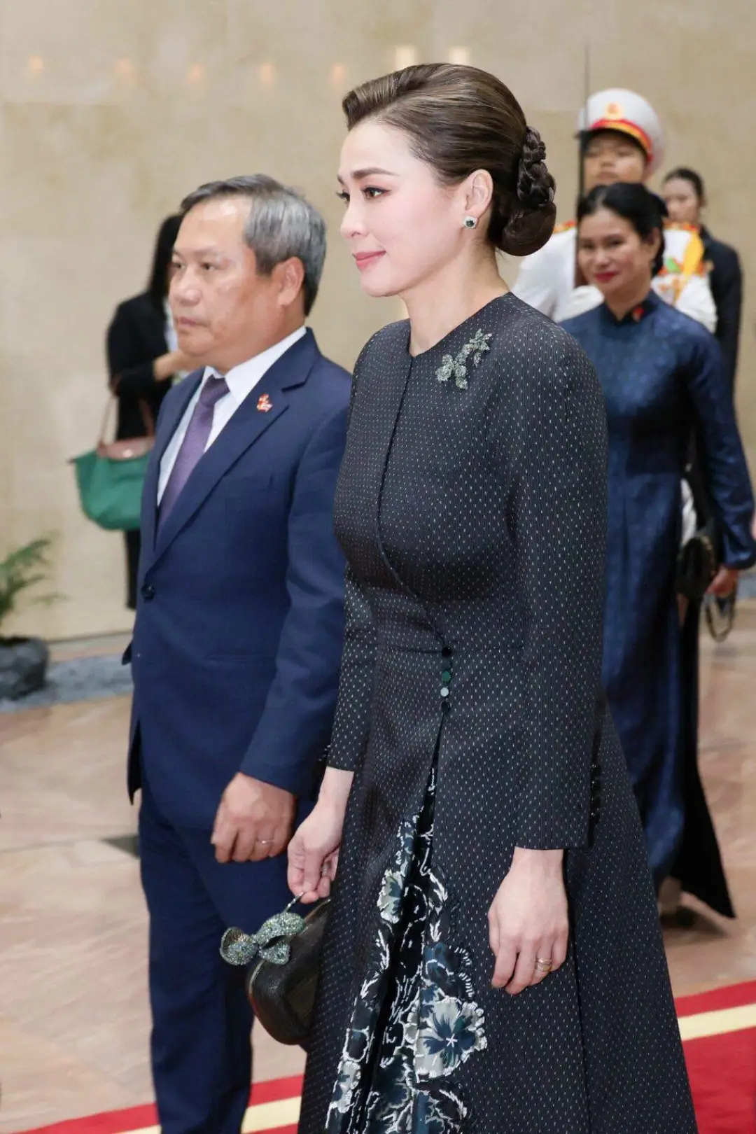原創蘇提達訪問越南首日，一襲藍色刺繡禮服絕美，將泰國絲綢帶到國際