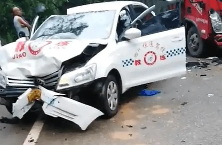 【危險】南部一路段駕校車與貨車相撞 車頭損毀嚴重