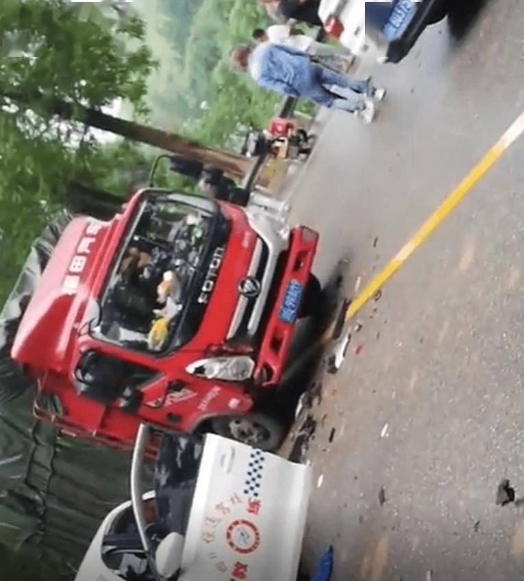 【危險】南部一路段駕校車與貨車相撞 車頭損毀嚴重